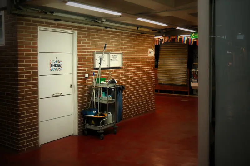 Schoonmaakwagen met materialen in een gang