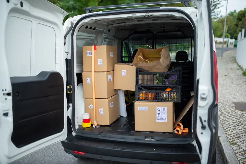 Bestelbus gevuld met pakketten