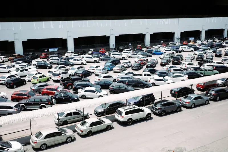 Parkeerplaats vol auto’s