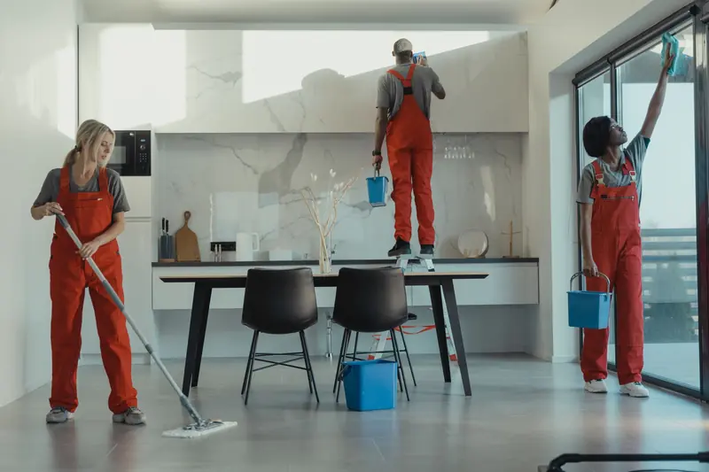 Schoonmakers aan het werk in een moderne ruimte