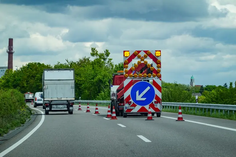 Wegafzetting met verkeerskegels en pijlbord
